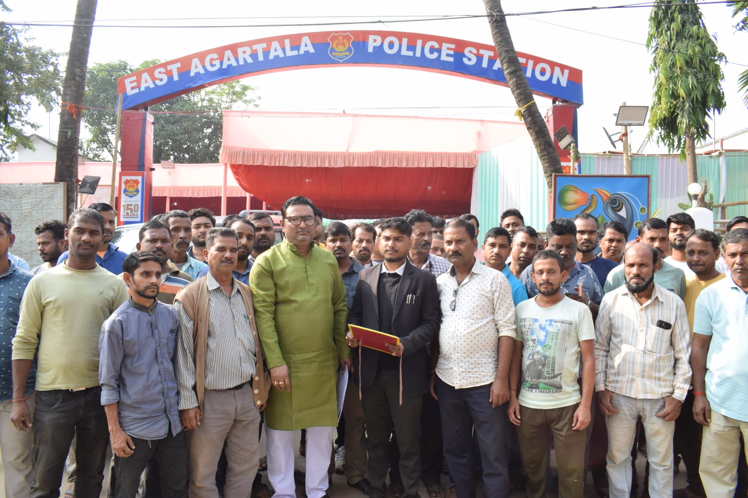 Hundreds of e-rickshaw drivers reached East Agartala Police station on December 24 to file an FIR against Bajaj Auto for selling auto-rickshaws without any permit .